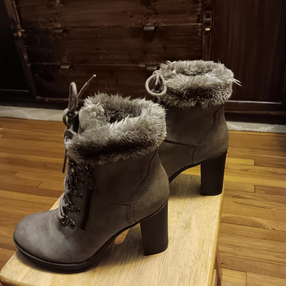 G BY GUESS  Tan lace up boots with heels and fur inside boot and trim - Picture 3 of 8